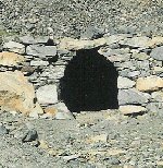 L’ingresso di una delle gallerie
minerarie nei pressi del Lac Gelé
(12806 bytes)