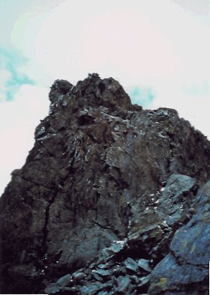 In arrampicata sulla cresta
ovest del Mont Avic
(26782 bytes)